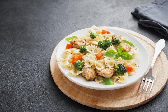 Farfalle pasta with chicken and vegetables