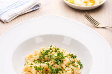 Teller Käsespätzle mit Petersilie