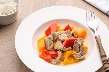 Curry mit Schweinefleisch und Paprika