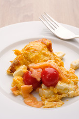 Rührei mit Tomaten, Lachs, Feta und Gabel