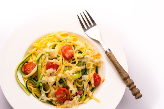 Pasta Tagliatelle mit Zuccini, Tomaten und Scarmoza K&auml;se