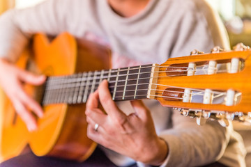 Obraz premium woman playing spanish guitar