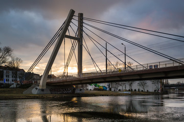 Architektura miasta Bydgoszcz z odbiciem w rzece Brda nocą, Polska