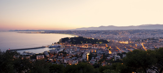 La ville de nice au couch&eacute; de soleil