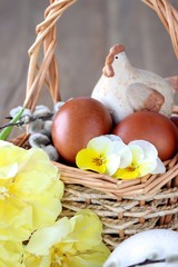 Osterdekoration mit gefärbten Eiern