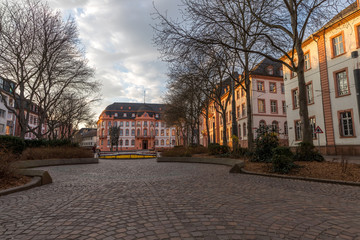 Fototapeta na wymiar Frühling am Schillerplatz in Mainz