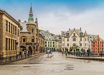 Alesund am Eingang zur Altstadt im Sommer nach einem Regenguss