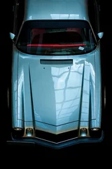 Foto auf Acrylglas Schwarz Draufsicht auf die Vorderseite des Oldtimers auf schwarzem Hintergrund. Ausstellung von Retro-Autos.