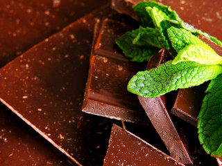 Dark chopped chocolate and leaves of fresh mint