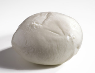 Fototapeta na wymiar Pelota de queso mozzarella fresco sobre fondo blanco