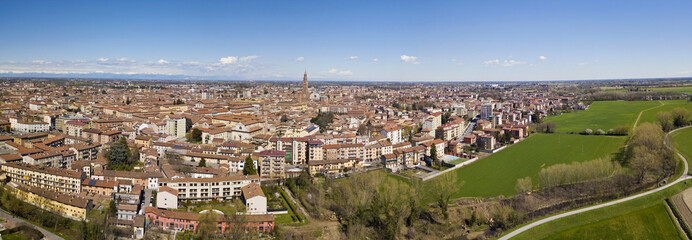 Obraz premium Vista area della città di Cremona, Lombardia, Italia. Cattedrale e Torrazzo di Cremona, la torre campanaria più alta d’Italia alta 112 metri