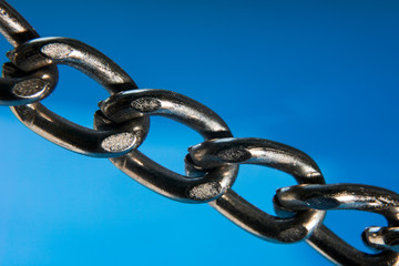 Obraz premium Metal chain close-up on a blue background