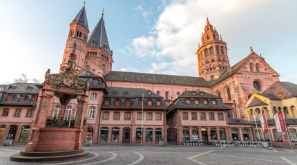 Fototapeta na wymiar Mainzer Marktplatz und Dom in der Morgensonne