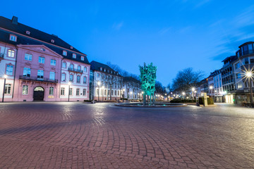 Fototapeta na wymiar Beleuchteter Schillerplatz und Fastnachtsbrunnen in Mainz