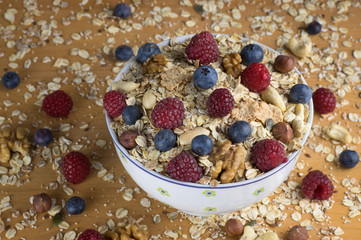 Müsli mit Himbeeren, Heidelbeeren und Nüssen 