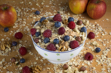 Superfood Müsli mit Himbeeren, Heidelbeeren und Nüssen 