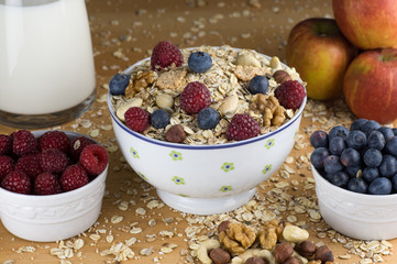 Müsli mit Himbeeren, Heidelbeeren und Nüssen 