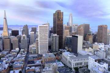 Deurstickers San Francisco Financial District weergave van bovenaf. Luchtfoto van het financiële district van San Francisco, gezien vanaf het dak van een gebouw in Nob Hill in de schemering. © Yuval Helfman