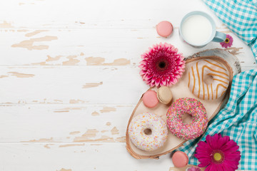 Fototapeta na wymiar Milk, donuts and flowers