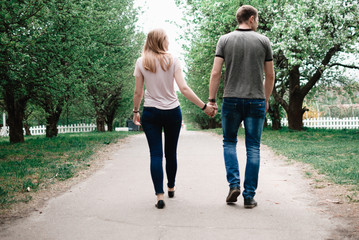 Obraz premium Young beautiful couple walking outdoor