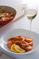 fried shrimps with white wine