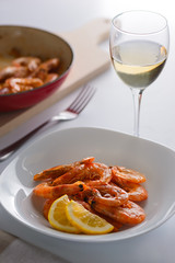 fried shrimps with white wine