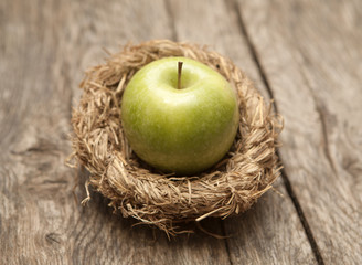 pomme verte dans un nid