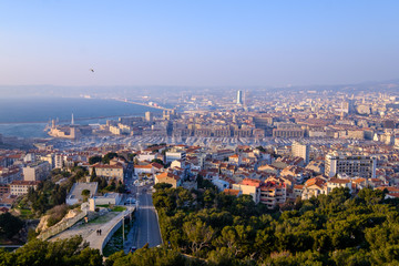 Vue panoramique sur la ville de Marseille, France, mer Méditerranée, coucher de soleil.	