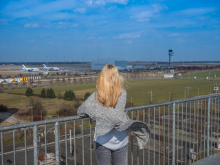 Frau am Flughafen