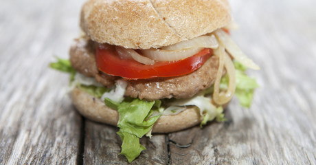 gros plan sur un hamburger bio