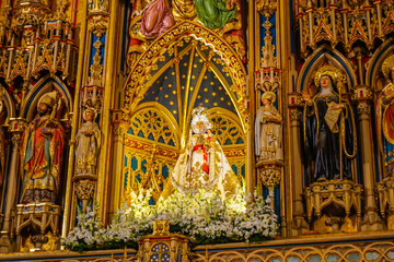 retablo de oro de catedral iglesia con Virgen María y Jesucristo con sagrario y velas