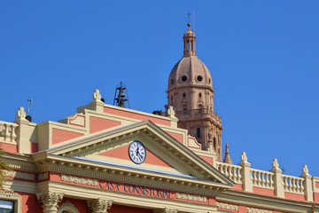 Catedral detrás del Ayuntamiento, Murcia, España