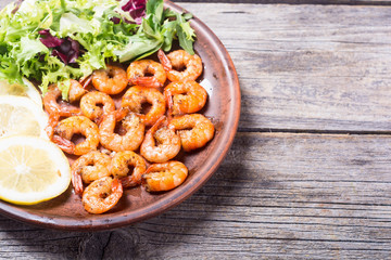 Salad with lattuce , lemon and shrimps