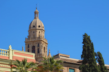 Fototapeta na wymiar Catedral detrás del Ayuntamiento, Murcia, España