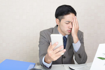 疲れたビジネスマン・スマートフォン