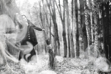 Fototapeta premium Kobieta w stroju czarownicy w gęstym lesie