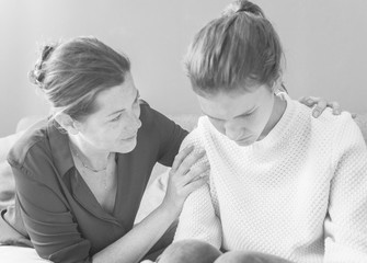 Mother consoling her sad daughter © Rawpixel.com