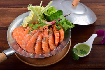 baked shrimp with salt in pot. Thai style