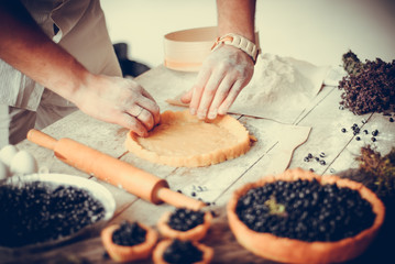 Obraz na płótnie Canvas moments of cooking blueberry pie