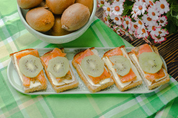 Sandwiches with red fish and kiwi,sandwiches with keto,sandwiches with pink salmon,sandwiches with salmon.