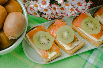 Sandwiches with red fish and kiwi,sandwiches with keto,sandwiches with pink salmon,sandwiches with salmon.