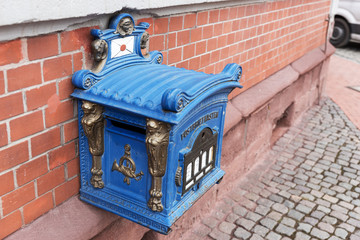 Alter blauer Postbriefkasten
