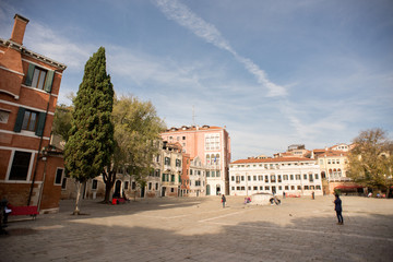 Fototapeta na wymiar Campo San Polo with Tourists in Venice.
