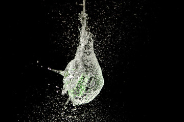 Obraz premium Esplosione palloncino pieno d'acqua