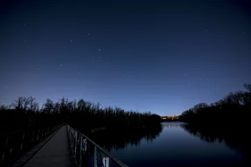 Foto op Plexiglas fiume e ponte di notte con riflesso dei boschi illuminati dalla luna © Captain Nemo