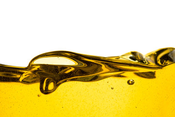 Obraz premium Wylewanie silnika samochodu oleju lub oliwek gotowania warzyw i bańki na białym tle