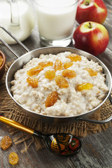 Oatmeal with raisin
