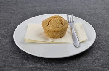 Muffin auf Teller und Schiefer