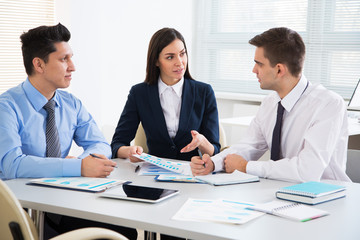 Businesswoman explains to businessmen a new project