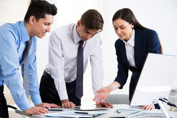 Businesswoman explains to businessmen a new project